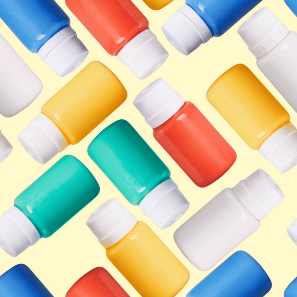 Patrón sin costuras de latas de colores con pinturas acrílicas o gouache sobre un fondo amarillo  - Foto, Imagen