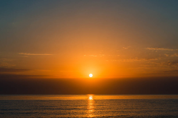 海の景色のオレンジ色の夕日 - 写真・画像