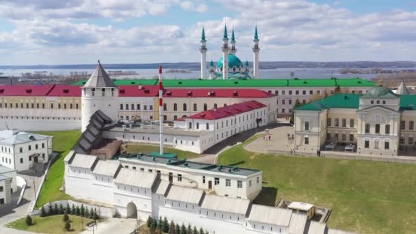 vista panorámica de los antiguos distritos del Kremlin de Kazán filmados desde un dron  - Metraje, vídeo