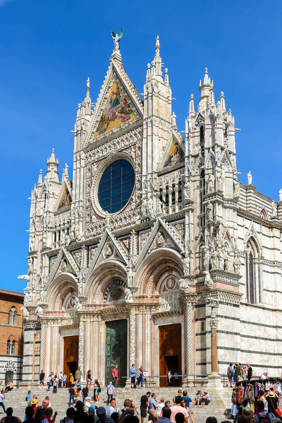 Siena, Italy - Circa September 2018. Beautiful view of Siena Cathedral (Duomo di Siena) in sunny day. - Foto, Imagen