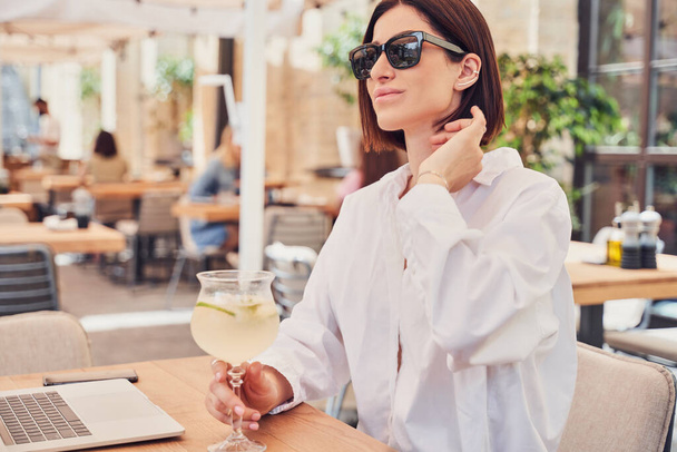 POrtrait of business woman in glasses drinking cocktail - Foto, Bild
