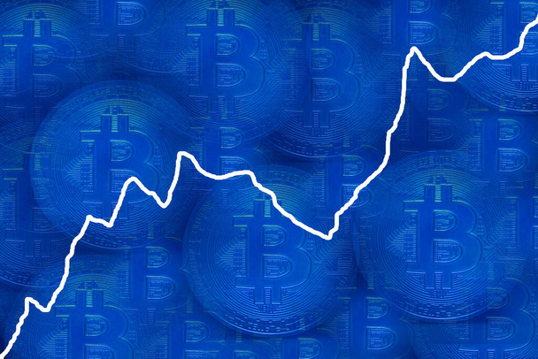 ценный много голубых биткойнов криптовалюта с голубым фоном и белый диаграмма подъема - Фото, изображение
