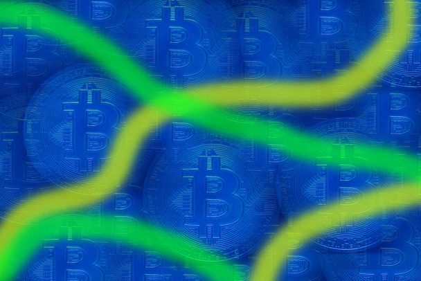 valuable πολλά μπλε Bitcoin crypto νόμισμα με μπλε φόντο και κίτρινες πράσινες ρίγες - Φωτογραφία, εικόνα