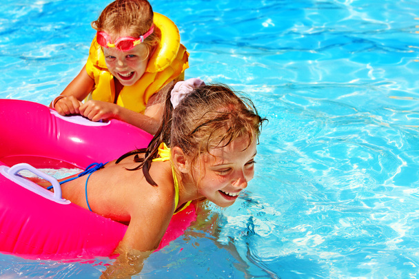 Niños en chaleco salvavidas en piscina
. - Foto, imagen