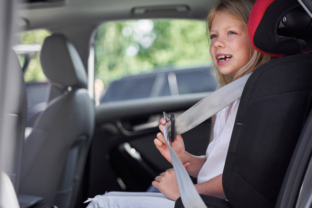 Happy little girl travelling in car seat - Zdjęcie, obraz
