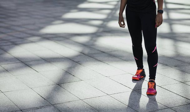 Бренд модний тренд спортивного одягу для комфортного тренування на відкритому повітрі в місті
 - Фото, зображення