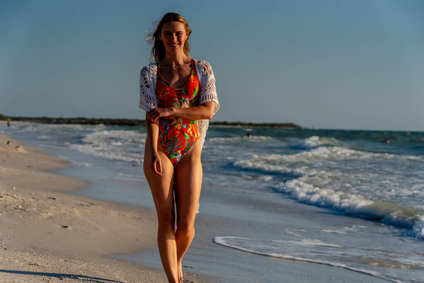 Um belo modelo de biquíni morena desfruta do tempo ao ar livre na praia - Foto, Imagem
