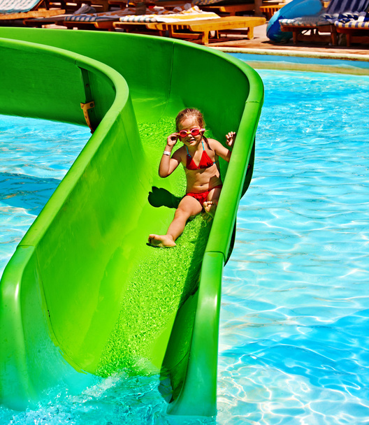 Bambino sullo scivolo d'acqua all'aquapark
. - Foto, immagini