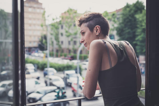 Genç lezbiyen şık saç stili kadın - Fotoğraf, Görsel