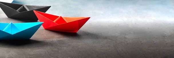 Concetto di lavoro di squadra utilizzando diversi colori Origami Paper Boats - Foto, immagini