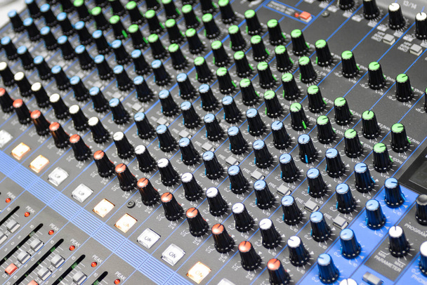 Ovládací tlačítka zvuku Ovládání zvuku Hi Fi systém Audio zařízení, ovládací panel digitálního studiového mixéru  - Fotografie, Obrázek