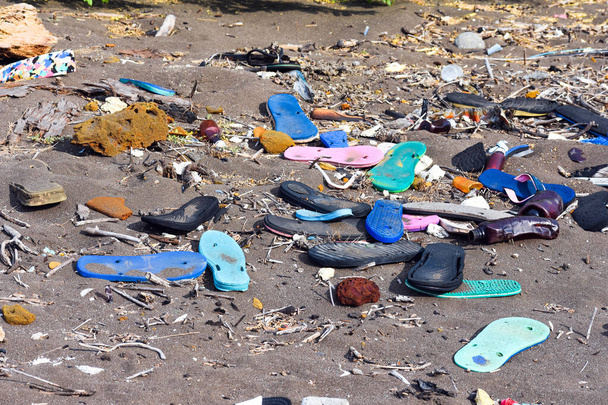 Πολλά σκουπίδια στην παραλία. έννοια της περιβαλλοντικής ρύπανσης. - Φωτογραφία, εικόνα