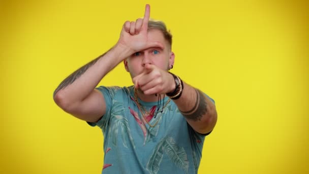 Homem turista mostrando gesto perdedor e apontando para você, culpando a acusação de abuso de bullying sem sucesso - Filmagem, Vídeo