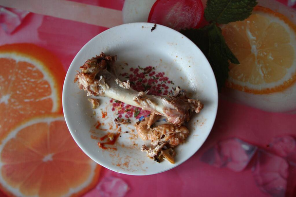 Кістки Туреччини на тарілці після їжі. - Фото, зображення