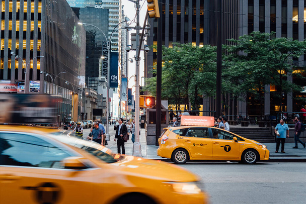 Street Scene in New York City at dusk. Yellow cab - Фото, изображение