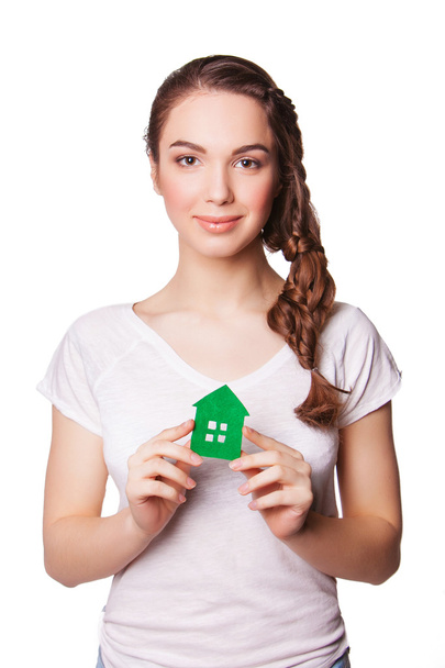 Joven mujer sonriente sosteniendo casa verde
 - Foto, imagen