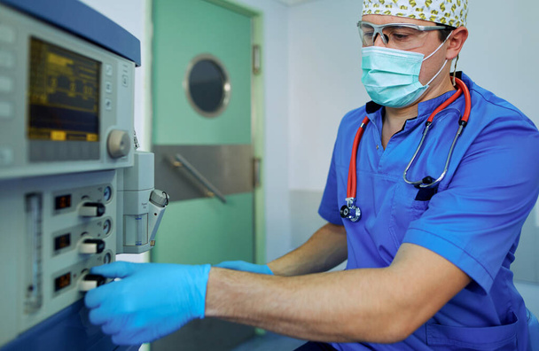Cirurgião masculino em segundo plano na sala de operação - Foto, Imagem