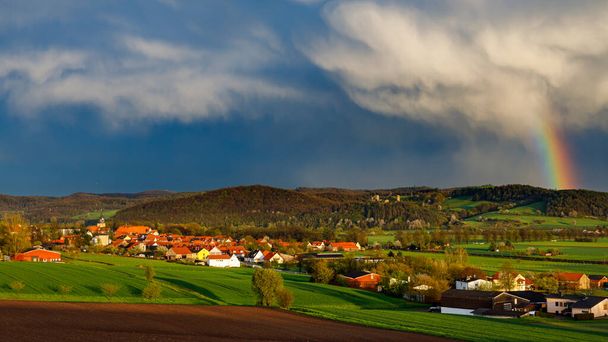 pilvet ja sade yli kylän herleshausen vuonna hesse - Valokuva, kuva