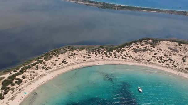Luftaufnahme des berühmten halbrunden Sandstrandes und der Lagune von Voidokilia in Messenia, Griechenland - Filmmaterial, Video