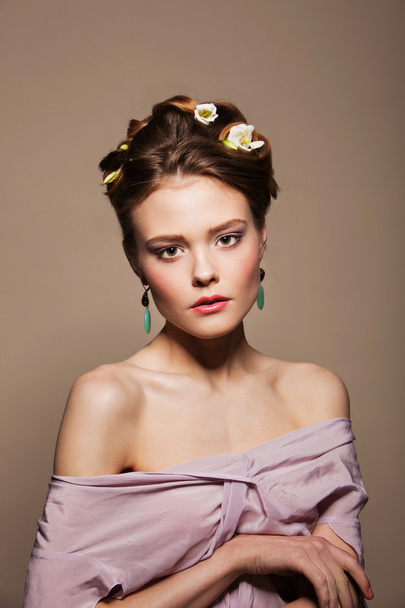 beautiful woman with perfect makeup wearing jewelry - Valokuva, kuva