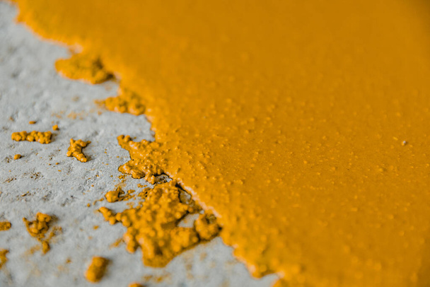 新鮮な適用エポキシモルタルシステムの黄色の床に選択的な焦点 - 写真・画像