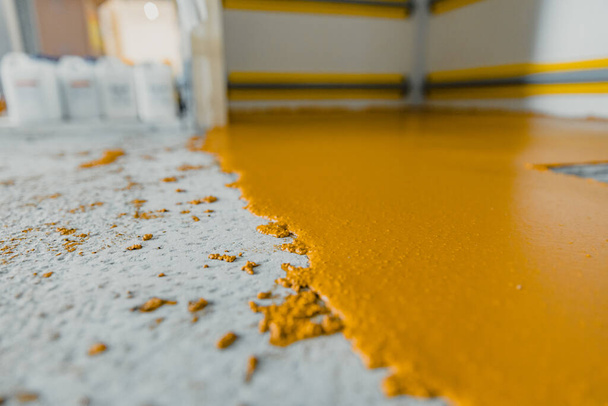 Foco seletivo no piso amarelo do sistema de argamassa epóxi recentemente aplicado - Foto, Imagem