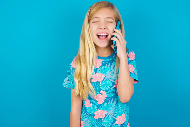 Overemotive onnellinen MALLI nauraa positiivisesti kuulee hauska tarina ystävä puhelinkeskustelun aikana - Valokuva, kuva