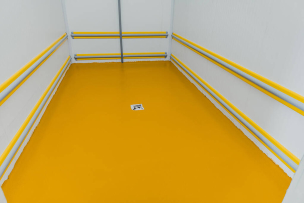 Skladovací prostory se speciálně navrženými podlahami pro masové a masné výrobky jsou odolné vůči opotřebení a chemikáliím - Fotografie, Obrázek