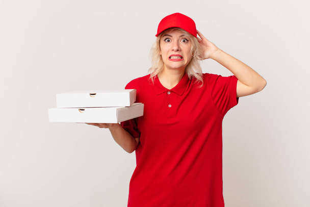 giovane bella donna sensazione di stress, ansia o paura, con le mani sulla testa. concetto di consegna pizza - Foto, immagini