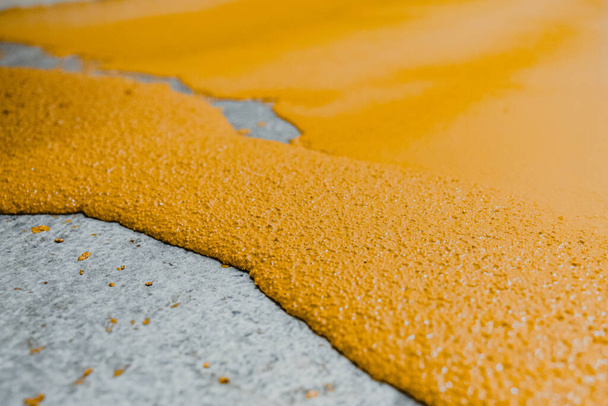 Selektivní zaměření na žlutou podlahu čerstvě aplikovaného epoxidového minometného systému - Fotografie, Obrázek