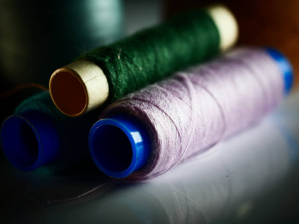 linhas de costura fundo multicolorido closeup, foco seletivo, macro - Foto, Imagem