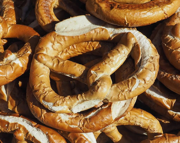 pan de pretzel (también conocido como brezel o bretzel) alimentos horneados útiles como fondo - Foto, Imagen