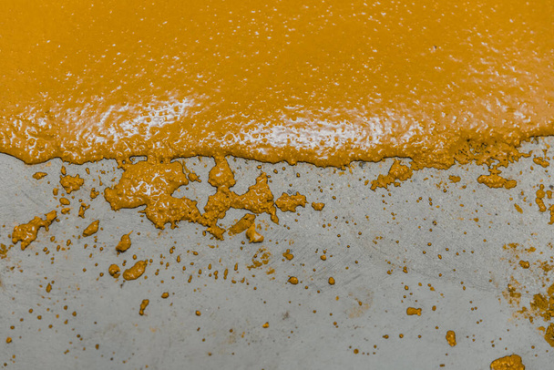 Focus selettivo sul pavimento giallo del sistema di malta epossidica appena applicato - Foto, immagini
