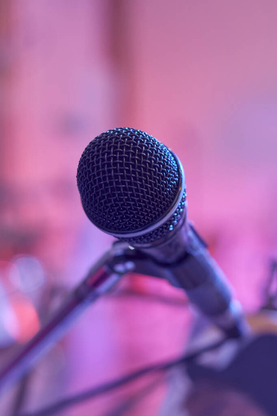 Černý mikrofon na světlé a růžové barevné pozadí. - Fotografie, Obrázek