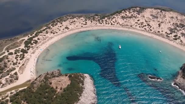 Veduta panoramica aerea della famosa spiaggia di sabbia semicircolare e laguna di Voidokilia in Messenia, Grecia - Filmati, video