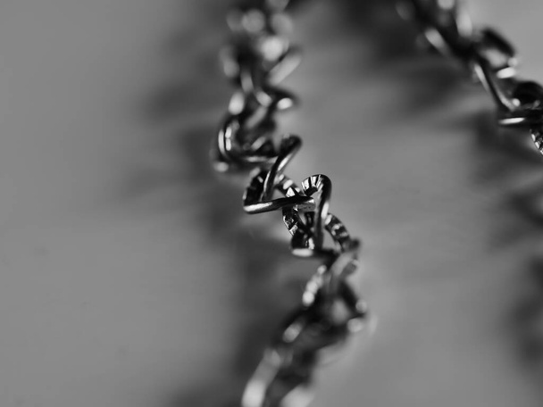 Cadeia de colar em fundo branco, foco seletivo, macro - Foto, Imagem