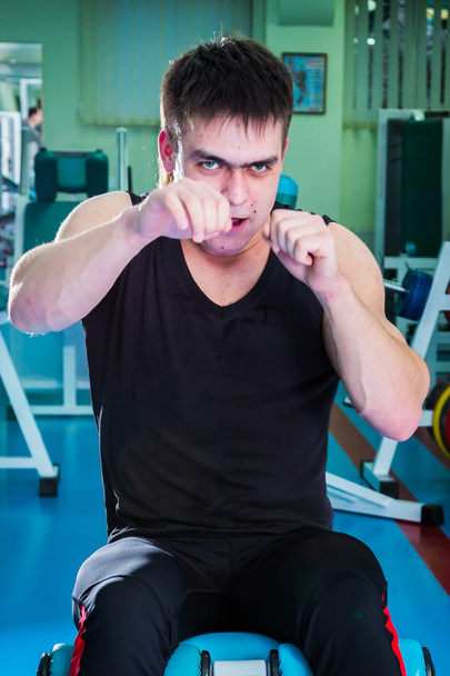 Homem treinando no ginásio
 - Foto, Imagem