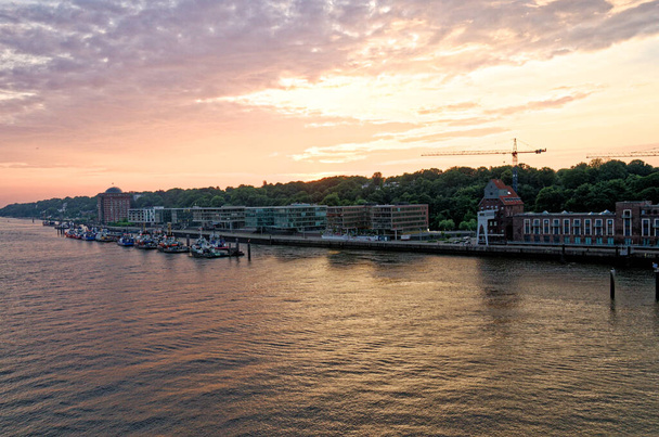Navegación al atardecer en el río Elba en Hafencity, Hamburgo, Alemania - 5 de julio de 2012 - Foto, imagen