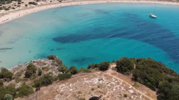 Vista panorâmica aérea da famosa praia de areia semicircular e lagoa de Voidokilia em Messenia, Grécia - Filmagem, Vídeo
