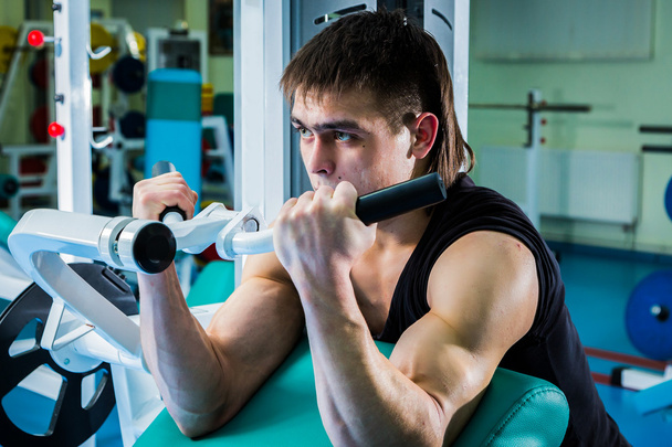Hombre entrenando en el gimnasio
 - Foto, Imagen