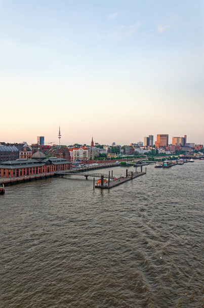 Navegación al atardecer en el río Elba en Hafencity, Hamburgo, Alemania - 5 de julio de 2012 - Foto, imagen