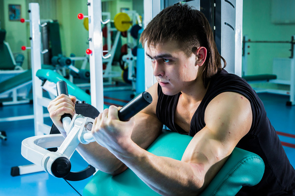 Hombre entrenando en el gimnasio
 - Foto, imagen