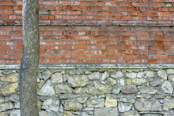 Ανάγλυφη ανάγλυφη επιφάνεια παλαιού τοίχου από τούβλα πρόσοψης και τσιμέντο - Φωτογραφία, εικόνα