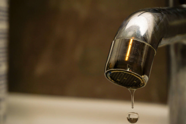 Gota de falta de água na torneira vista de perto - Foto, Imagem