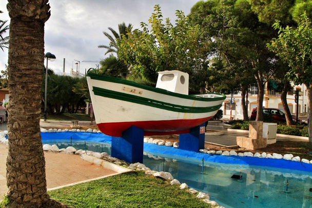 Színes halászhajó a főtéren Isla Plana falu Cartagena tartomány, Murcia, Spanyolország - Fotó, kép