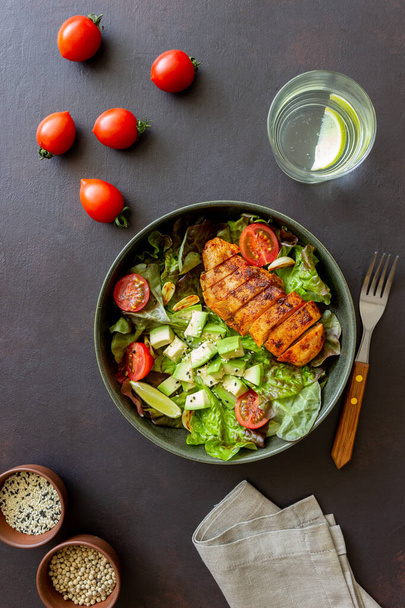 Salad with chicken, avocado and tomatoes. Healthy eating. Vegetarian food - Foto, Bild