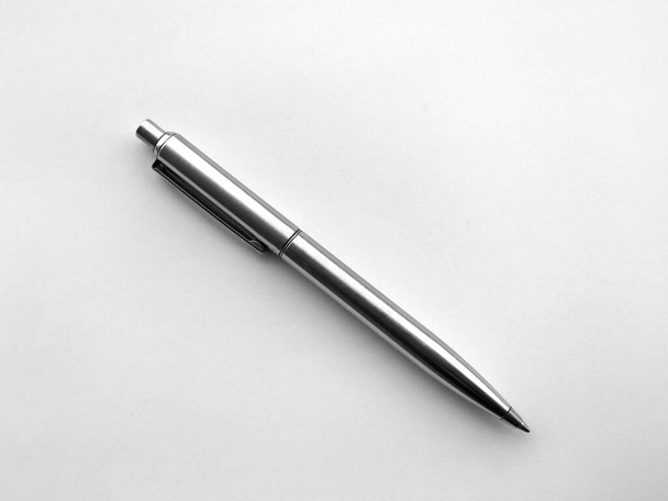 Το ασημένιο στυλό σε λευκό φόντο - Φωτογραφία, εικόνα
