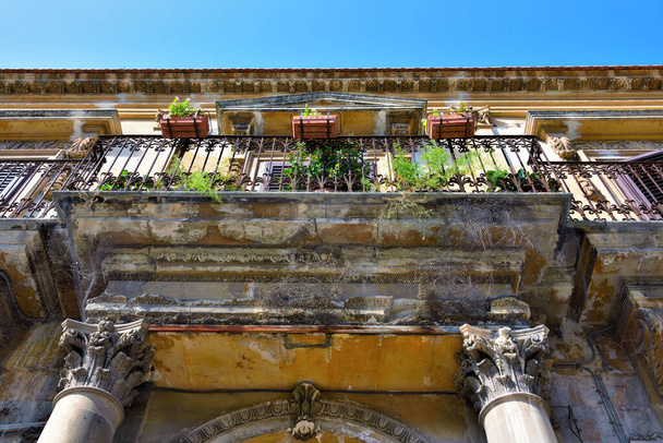 vislumbre del edificio histórico en modica Sicilia Italia - Foto, Imagen