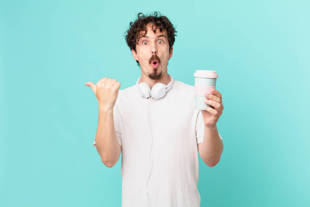 young man with a coffee looking astonished in disbelief - Foto, immagini