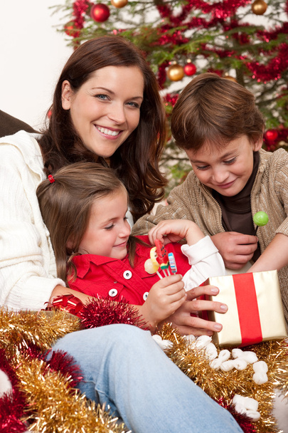 Happy family: mother with son and daughter on Christmas - Foto, Imagen